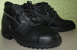  Work boots with protective toe cap